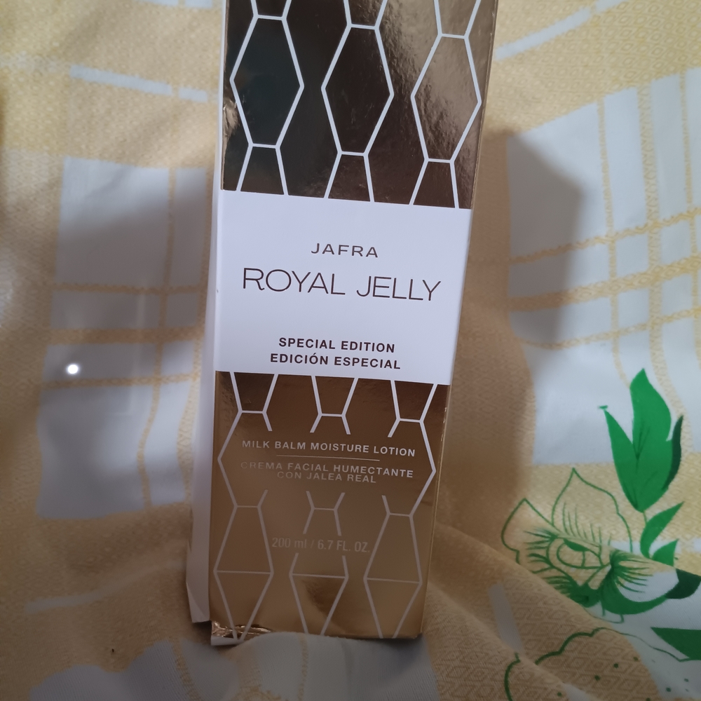 JAFRA Royal Jelly Special Edition Gold Moisture Lotion